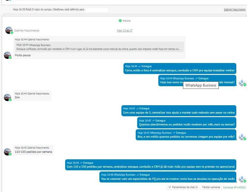 Conversa de qualificação conduzida no WhatsApp integrado ao CRM, com histórico e campos do lead
