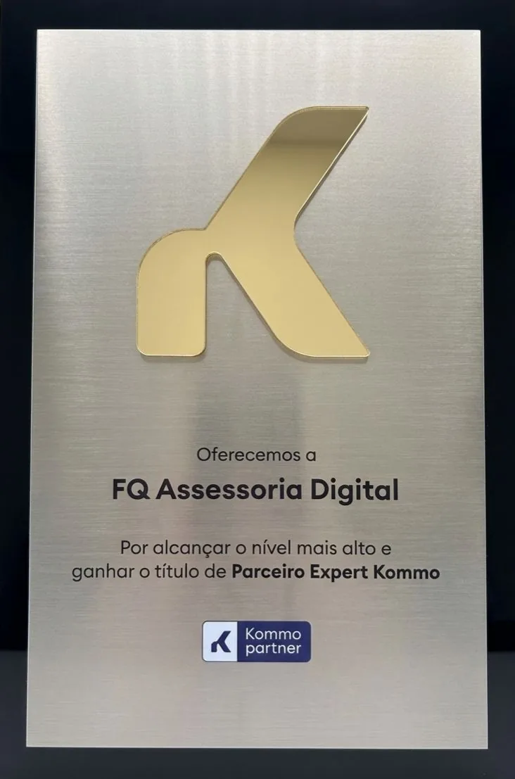 Placa de reconhecimento entregue pela Kommo à FQ Assessoria Digital