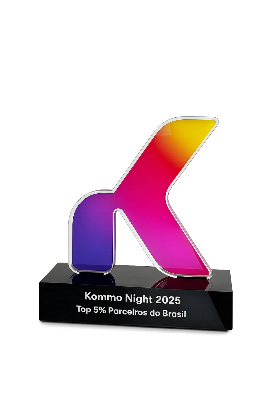 Troféu Kommo Night 2025 recebido pela FQ entre os principais parceiros do Brasil